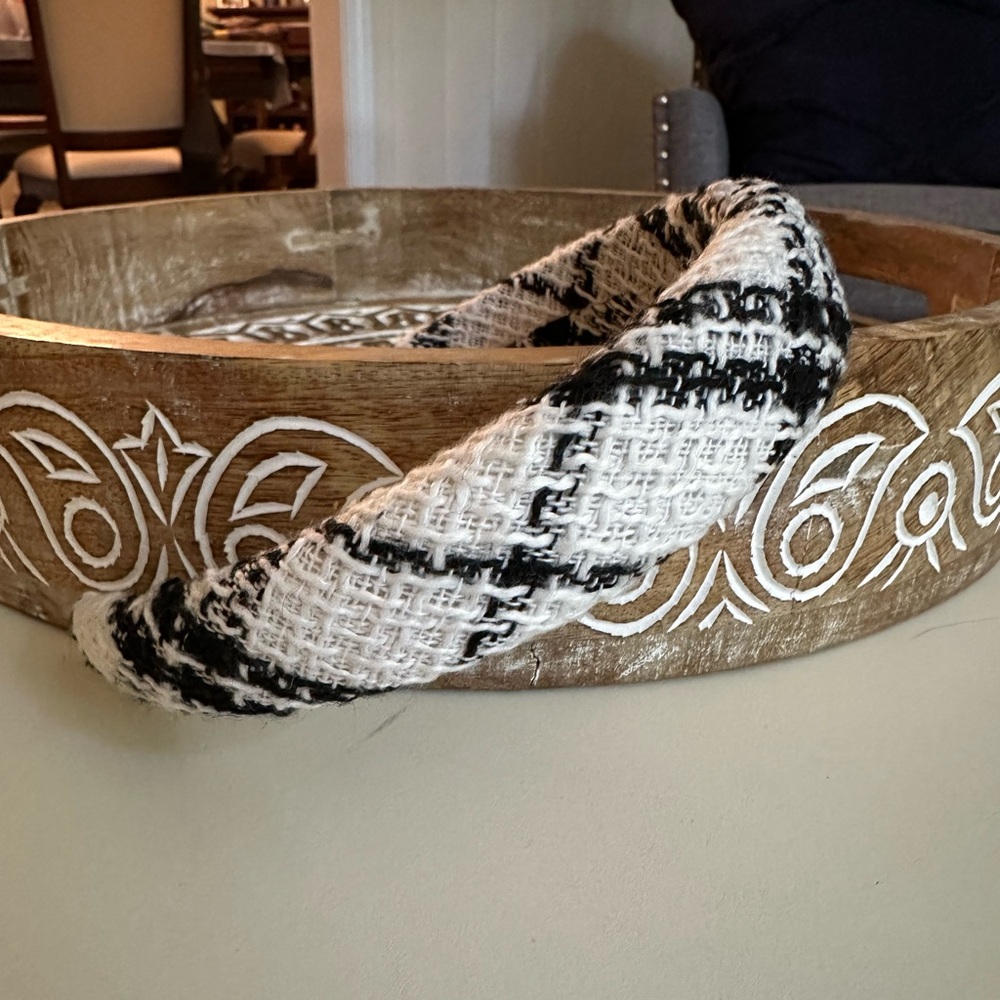 Fashion Elegant Black and White Headband with Decorative Accents - Picture 3 of 4